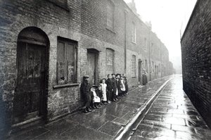 伦敦贫民窟，c.1900 作者 英国摄影师